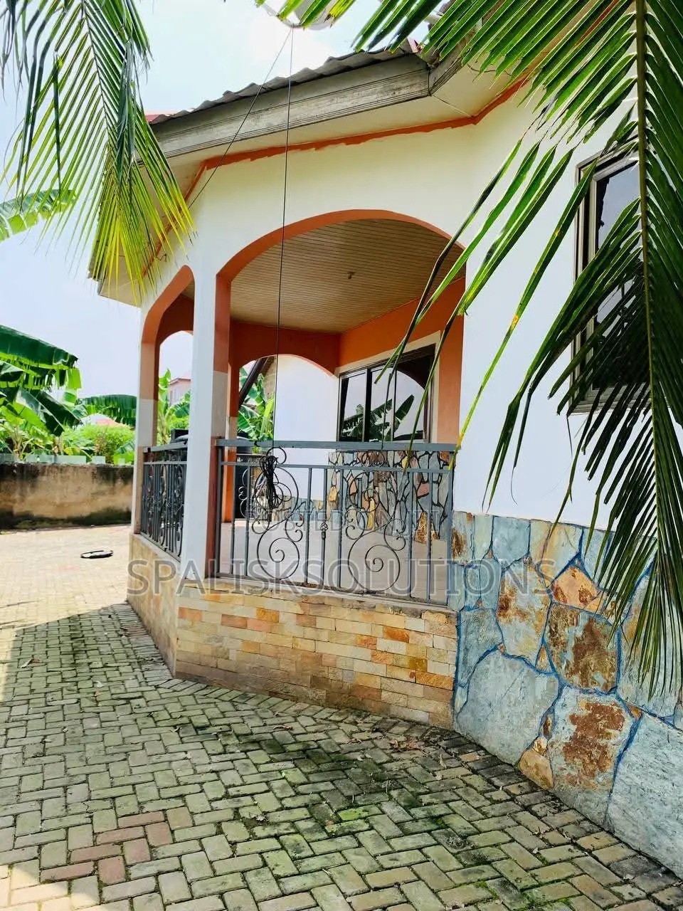 Furnished 5bdrm House in Madina for sale
