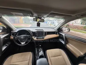 Toyota RAV4 XLE 4dr SUV (2.5L 4cyl 6A) 2018 White