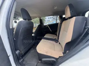 Toyota RAV4 XLE 4dr SUV (2.5L 4cyl 6A) 2018 White