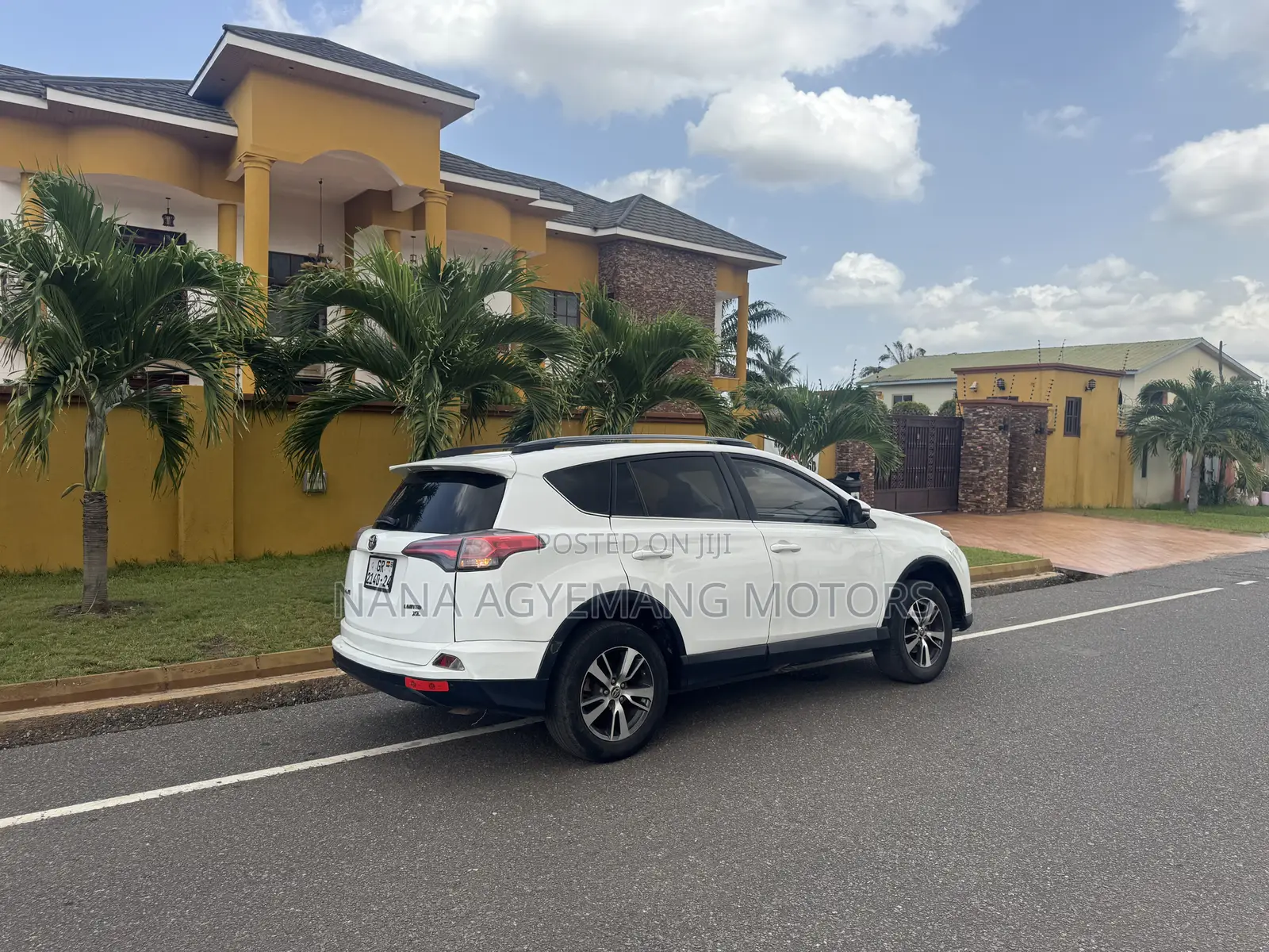 Toyota RAV4 XLE 4dr SUV (2.5L 4cyl 6A) 2018 White