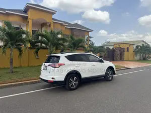 Toyota RAV4 XLE 4dr SUV (2.5L 4cyl 6A) 2018 White