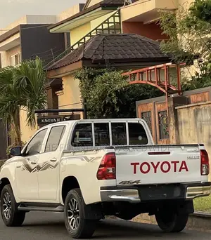 Toyota Hilux 2024 White