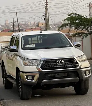 Toyota Hilux 2024 White