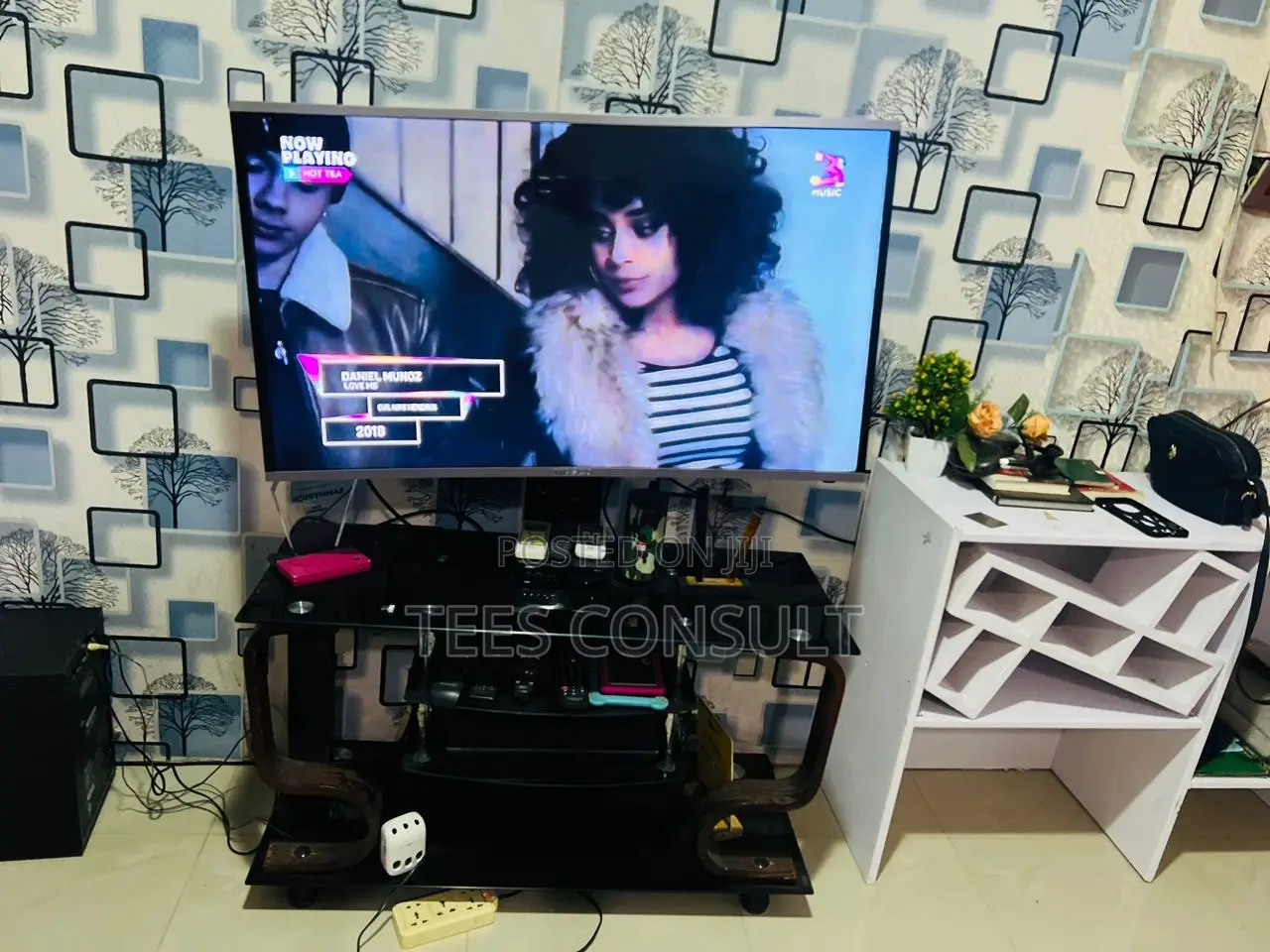 Nasco 45” Curve Tv With Stand