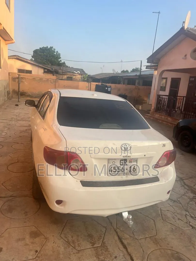 Toyota Corolla Base 4dr Sedan (1.8L 4cyl 5M) 2010 White