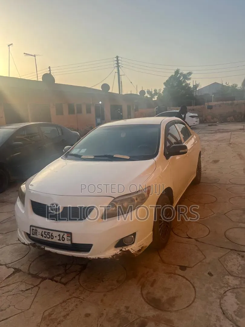 Toyota Corolla Base 4dr Sedan (1.8L 4cyl 5M) 2010 White
