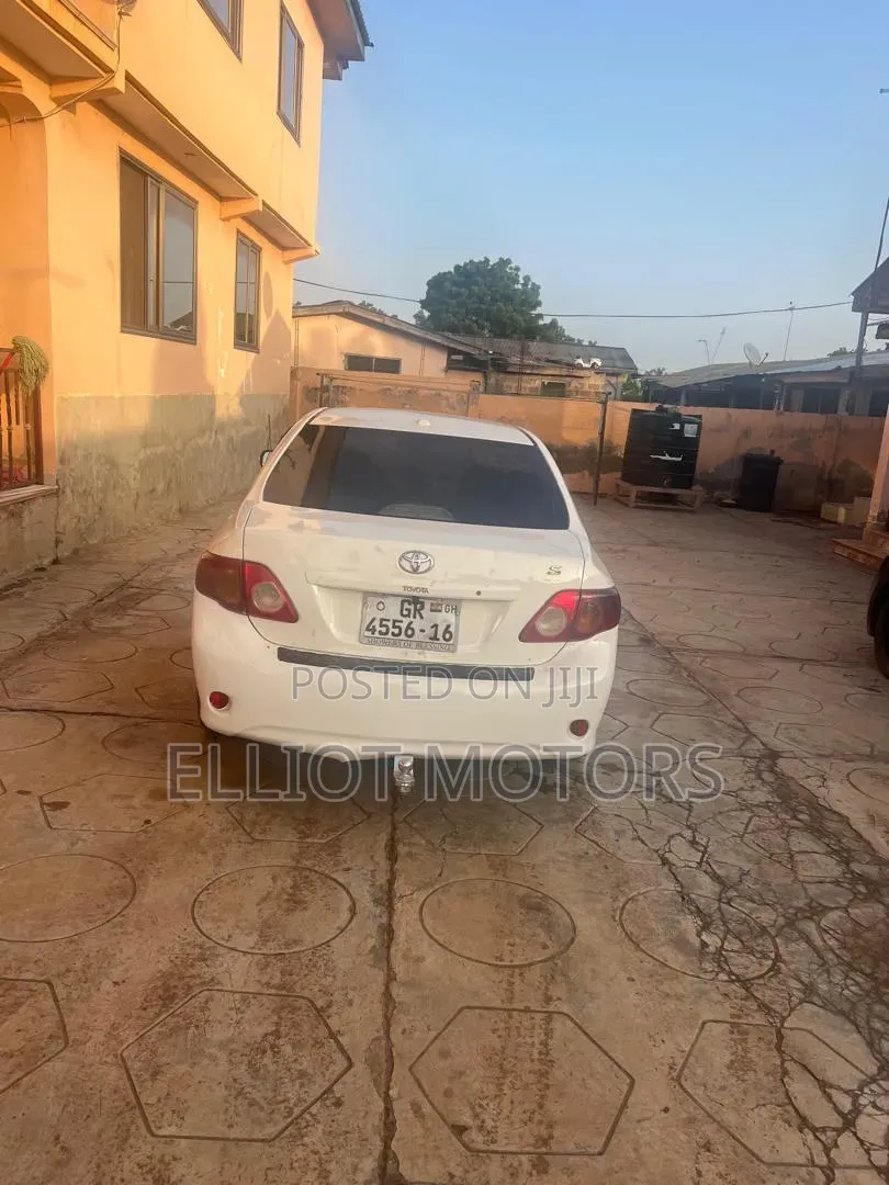 Toyota Corolla Base 4dr Sedan (1.8L 4cyl 5M) 2010 White