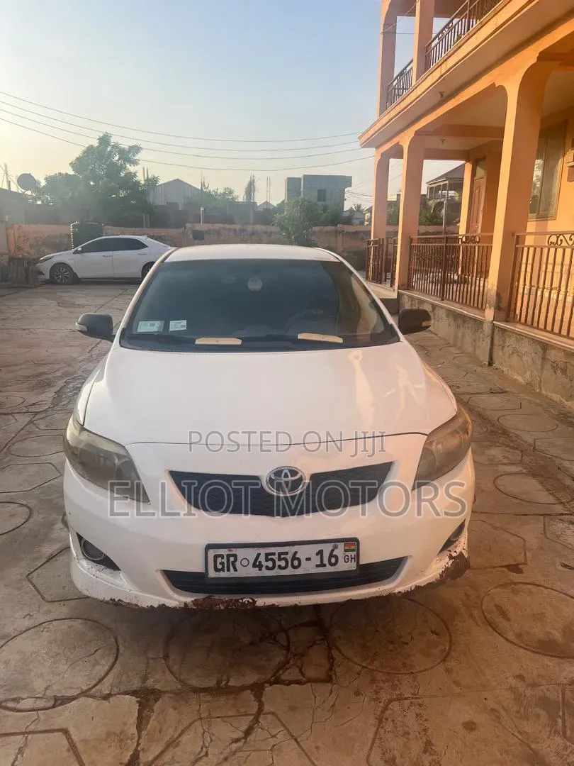 Toyota Corolla Base 4dr Sedan (1.8L 4cyl 5M) 2010 White