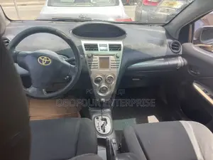 Toyota Yaris Base Sedan 4dr 2010 Black