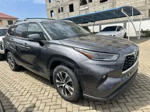 Toyota Highlander XLE 2022 Gray