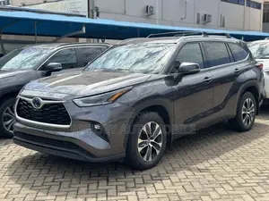 Toyota Highlander XLE 2022 Gray