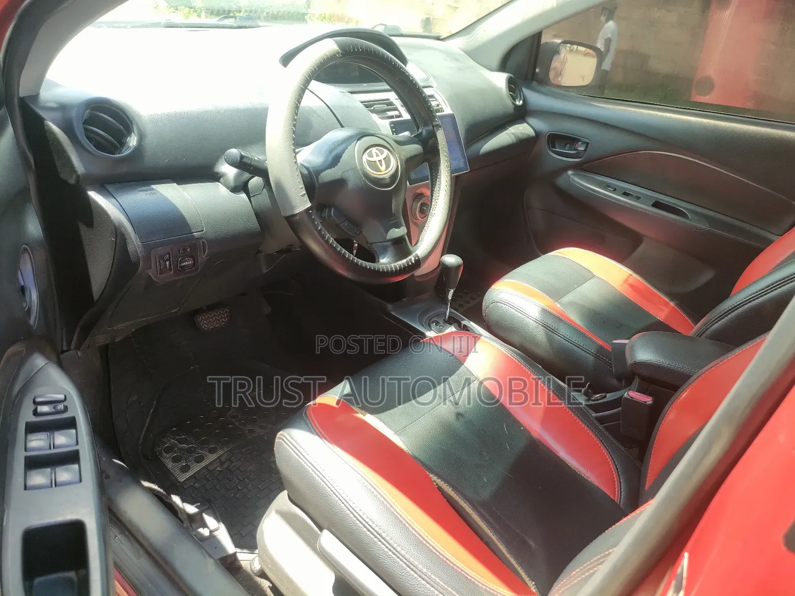 Toyota Yaris Base Sedan 4dr 2010 Red