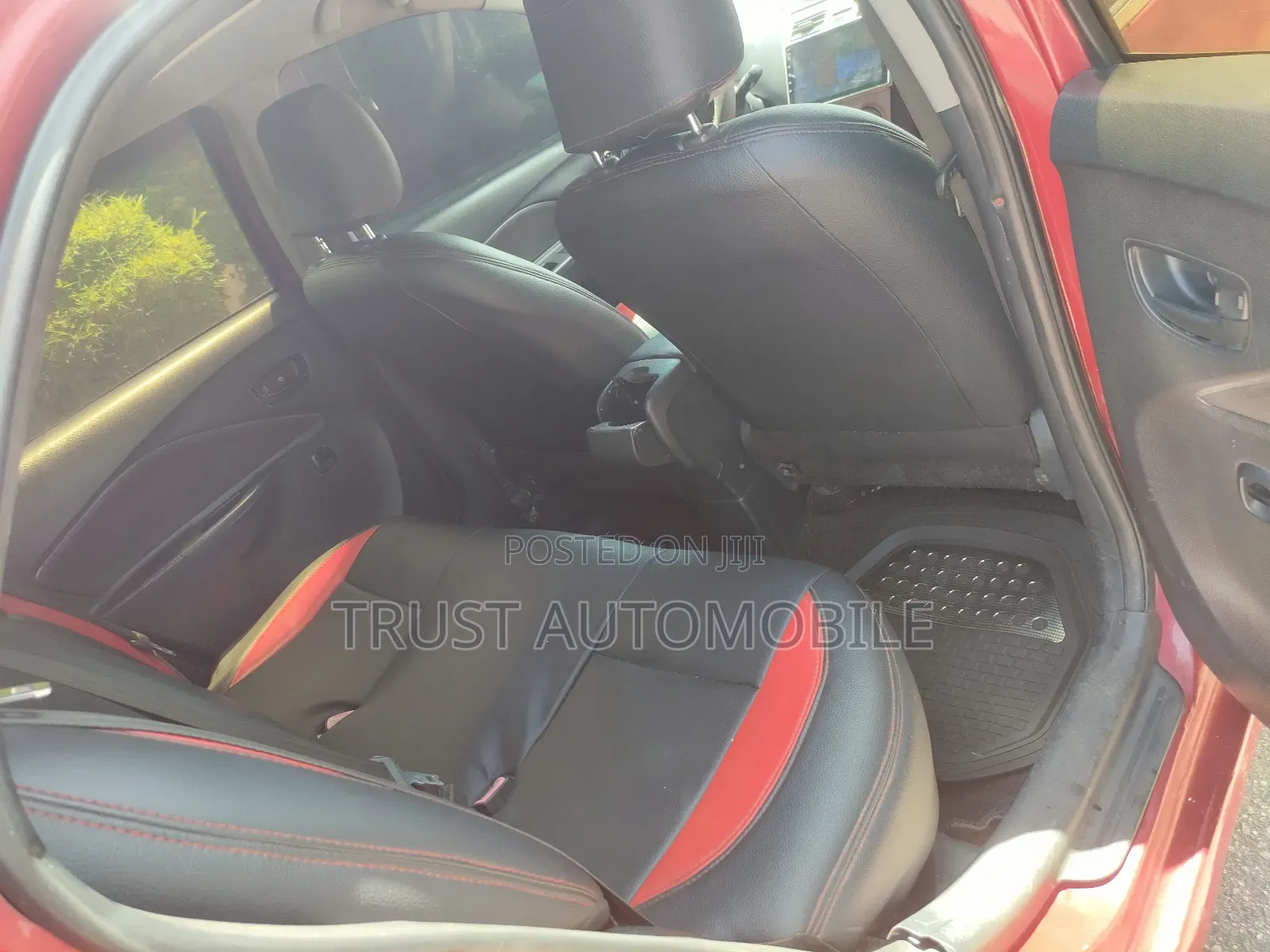 Toyota Yaris Base Sedan 4dr 2010 Red