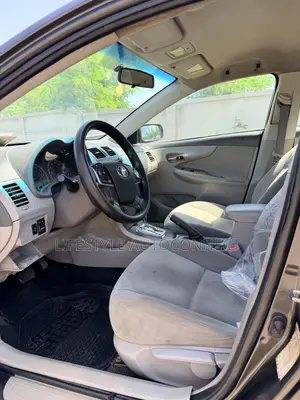 Toyota Corolla Base 4dr Sedan (1.8L 4cyl 5M) 2010 Gray