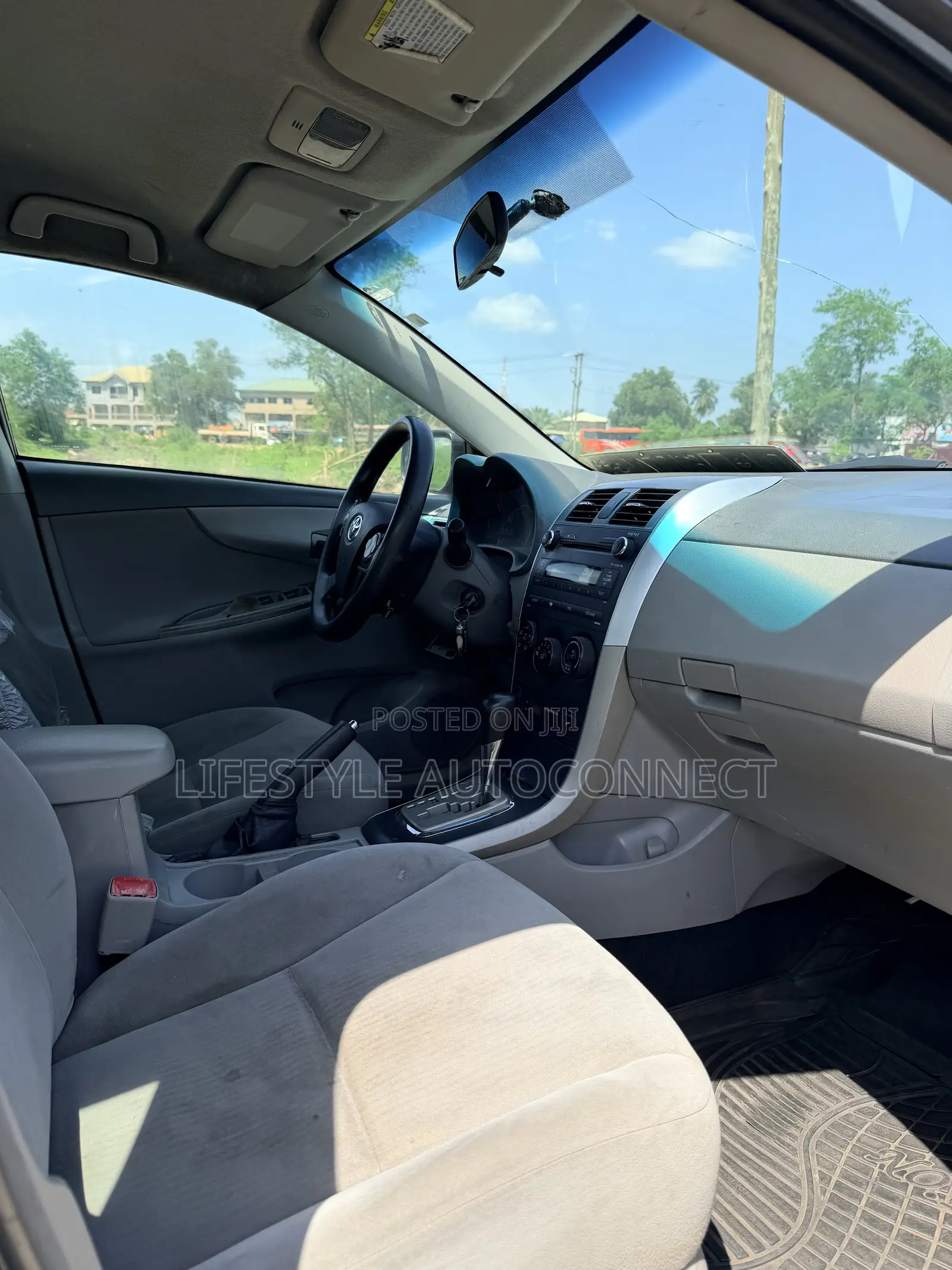 Toyota Corolla Base 4dr Sedan (1.8L 4cyl 5M) 2010 Gray