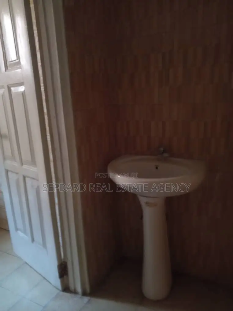 3bdrm House in Sefdard Properties, Ablekuma for rent
