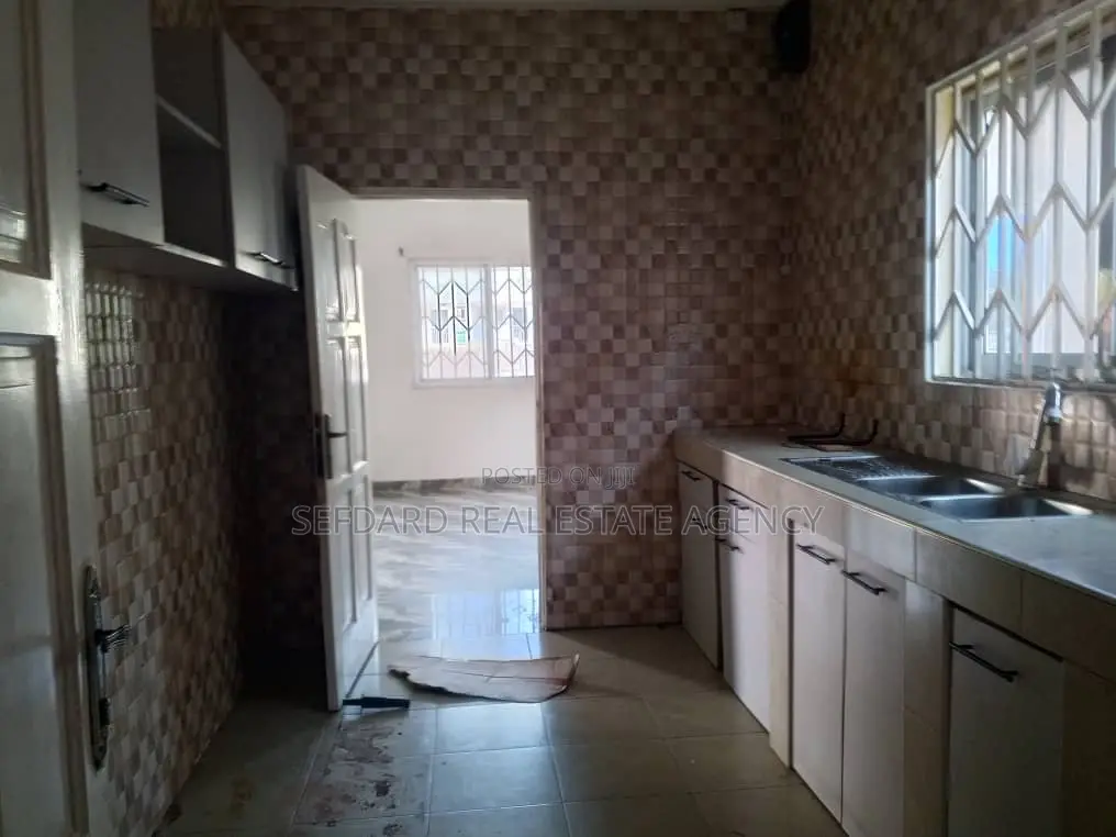 3bdrm House in Sefdard Properties, Ablekuma for rent