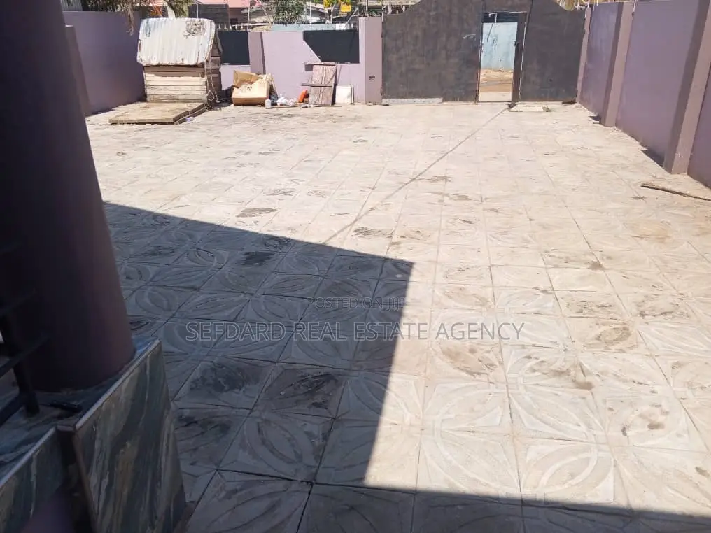 3bdrm House in Sefdard Properties, Ablekuma for rent