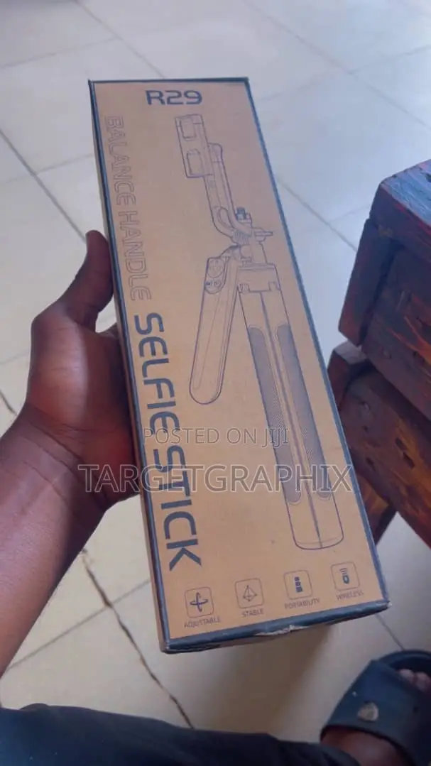 R29 Selfie Stick