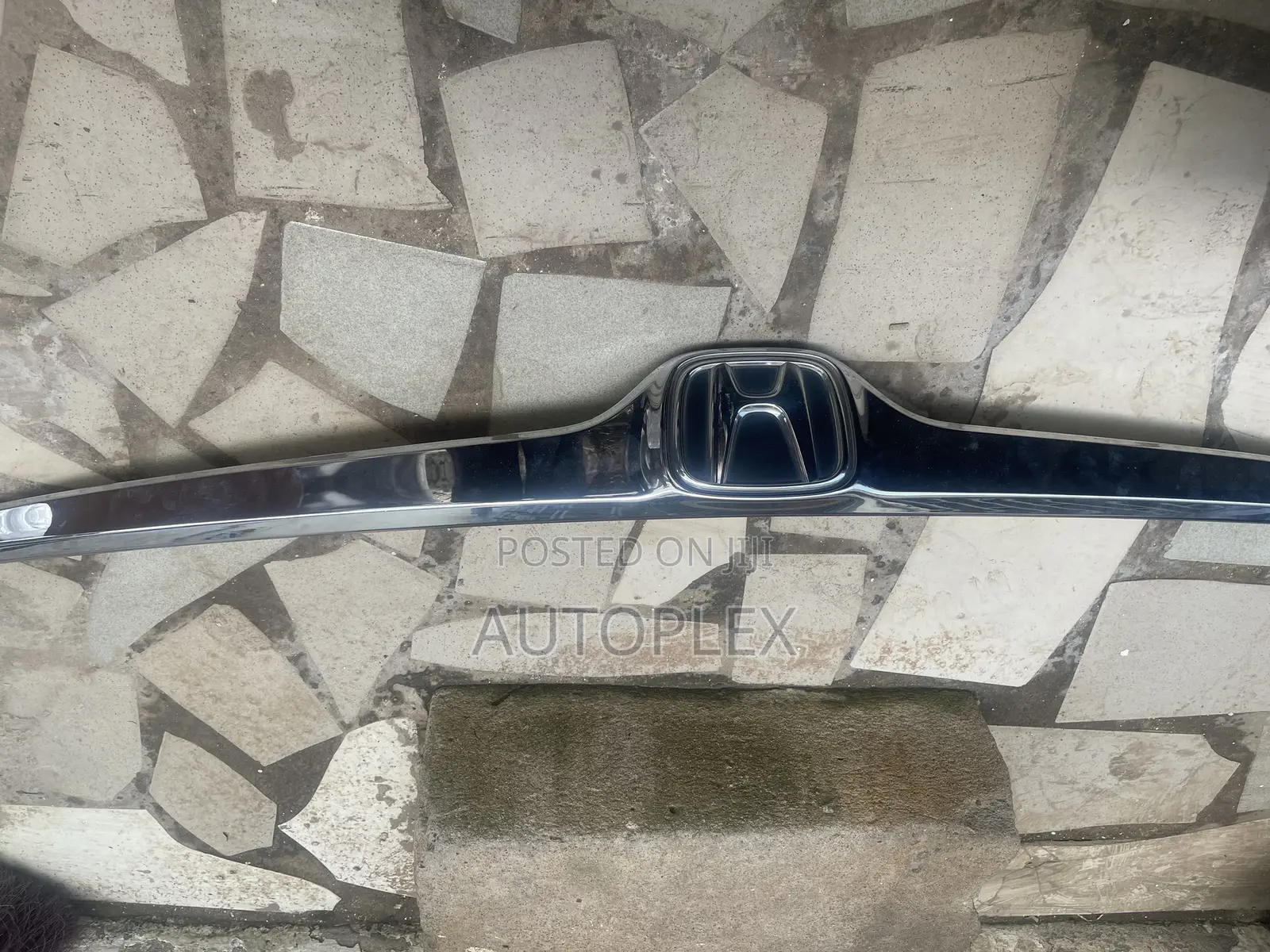 Honda Civic Top Bumper Moulding Chrome/Glossy Black