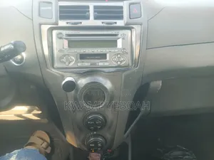 Toyota Vitz 1.0 FWD 3dr 2010 Brown