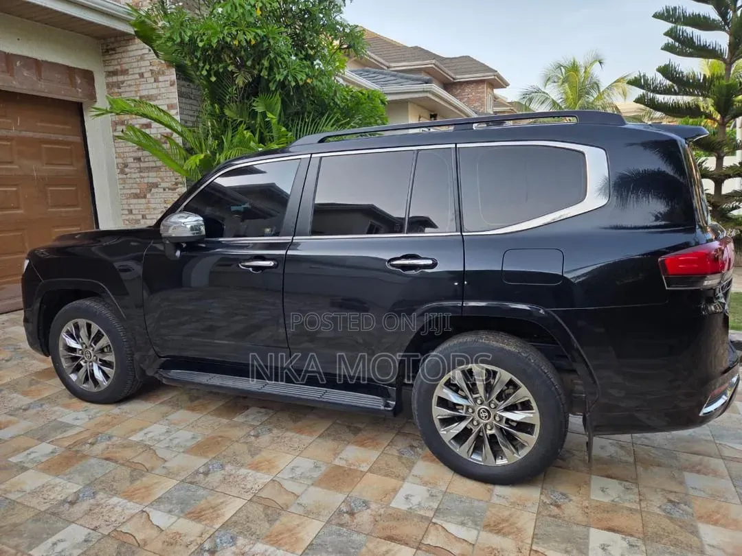 Toyota Land Cruiser LC300 2025 Black