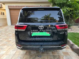 Toyota Land Cruiser LC300 2025 Black