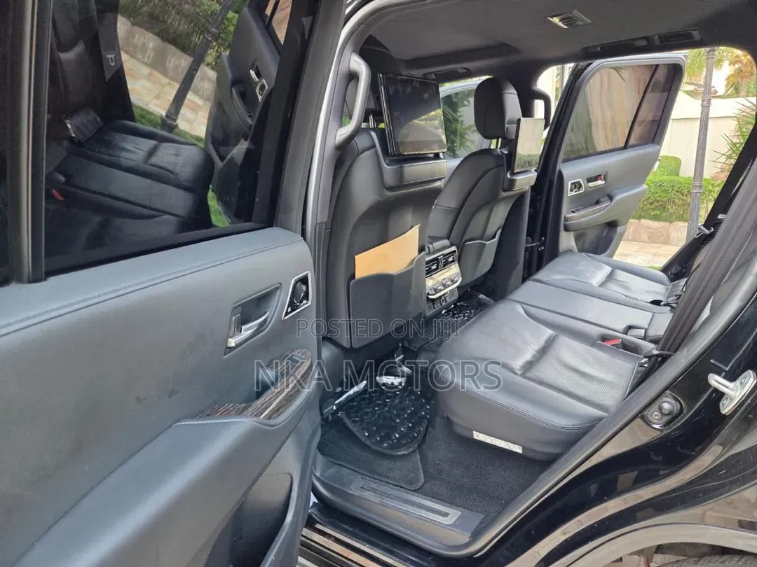 Toyota Land Cruiser LC300 2025 Black