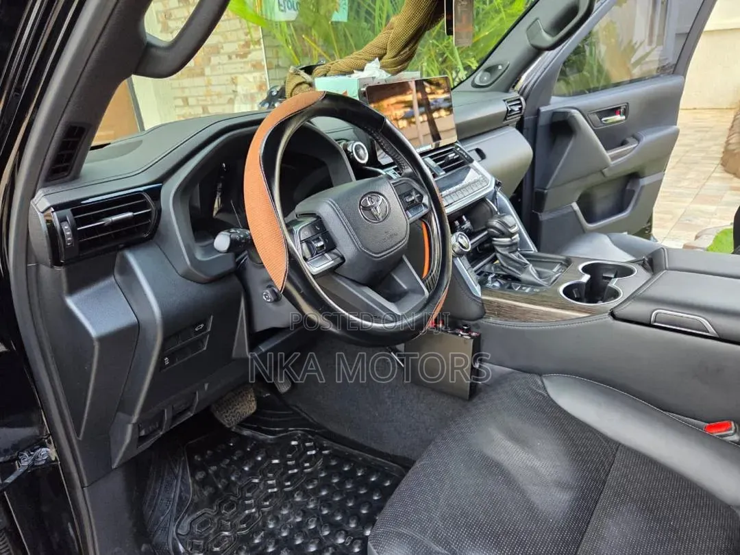 Toyota Land Cruiser LC300 2025 Black