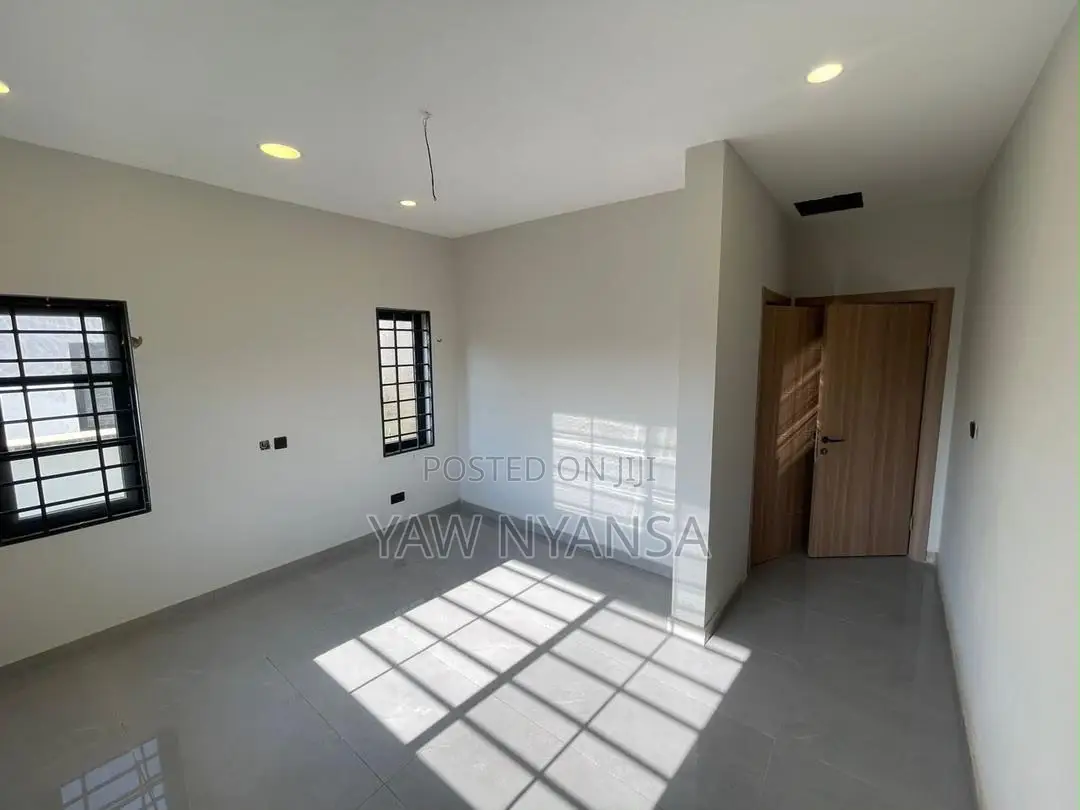 3bdrm Duplex in Bn Estate, Amasaman for sale