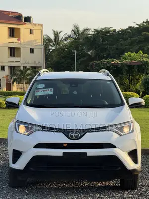Toyota RAV4 LE AWD (2.5L 4cyl 6A) 2017 White