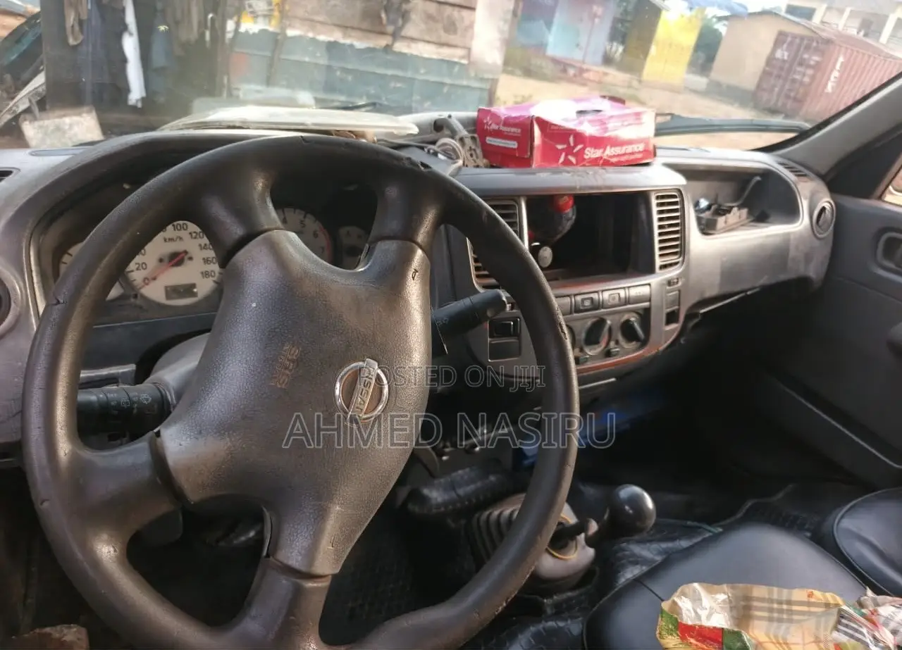 Nissan Caravan (Urvan) 2012 Silver