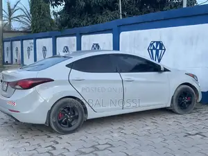 Hyundai Elantra SE 4dr Sedan (1.8L 4cyl 6A) 2014