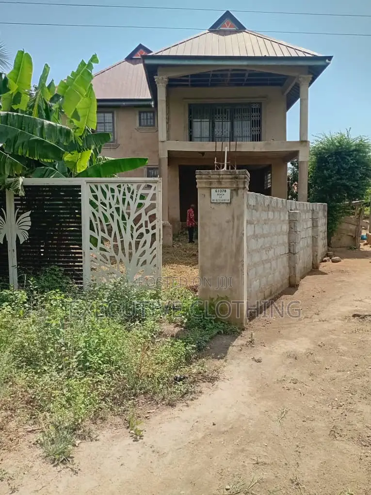 8bdrm House in Gomoa East for sale