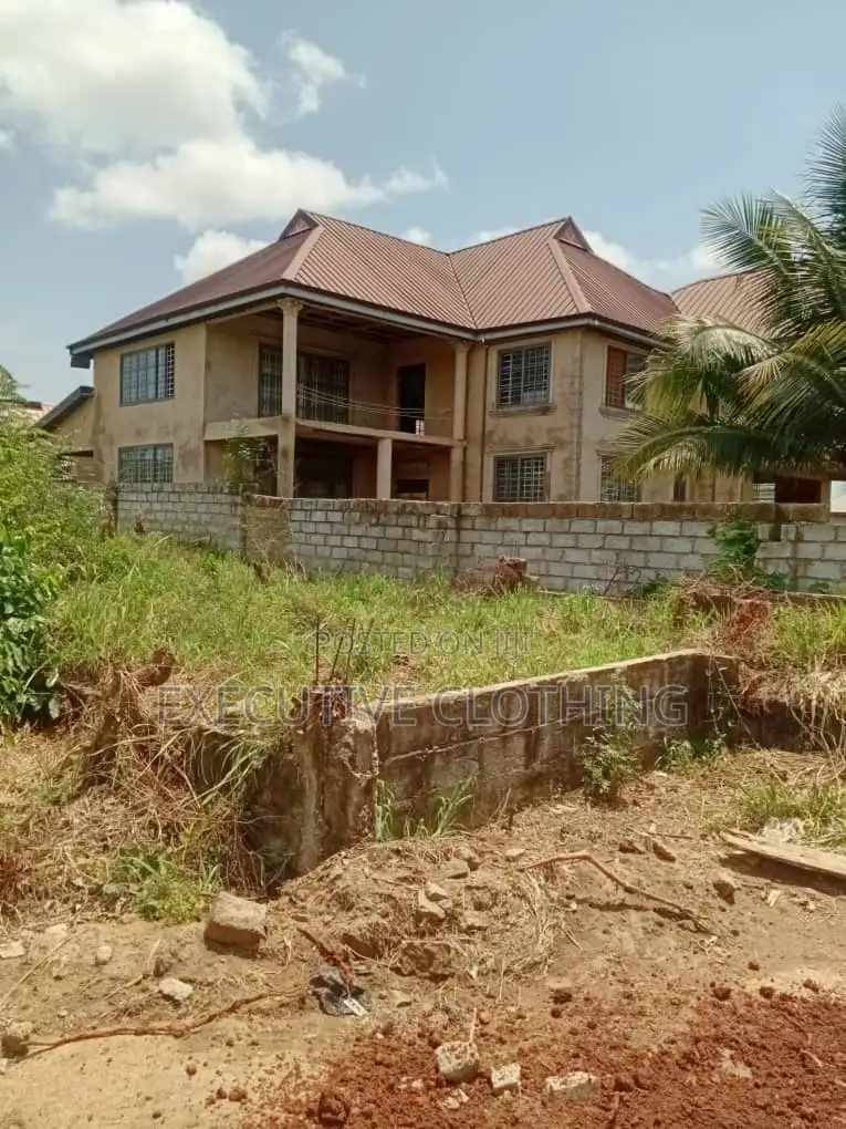 8bdrm House in Gomoa East for sale