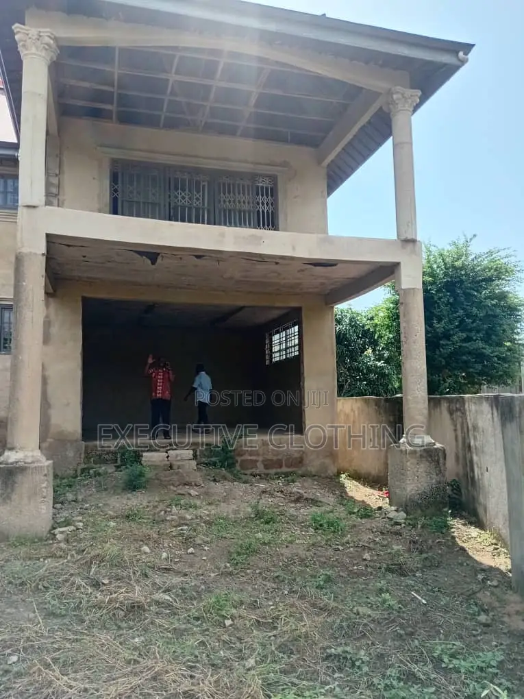 8bdrm House in Gomoa East for sale