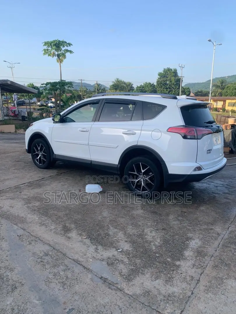 Toyota RAV4 XLE 4dr SUV (2.5L 4cyl 6A) 2018 White