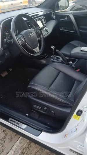 Toyota RAV4 XLE 4dr SUV (2.5L 4cyl 6A) 2018 White