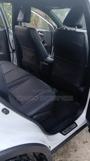 Toyota RAV4 XLE 4dr SUV (2.5L 4cyl 6A) 2018 White