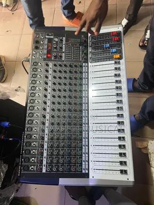 Yamaha 16 Channel Powered Mixer (Kv16)