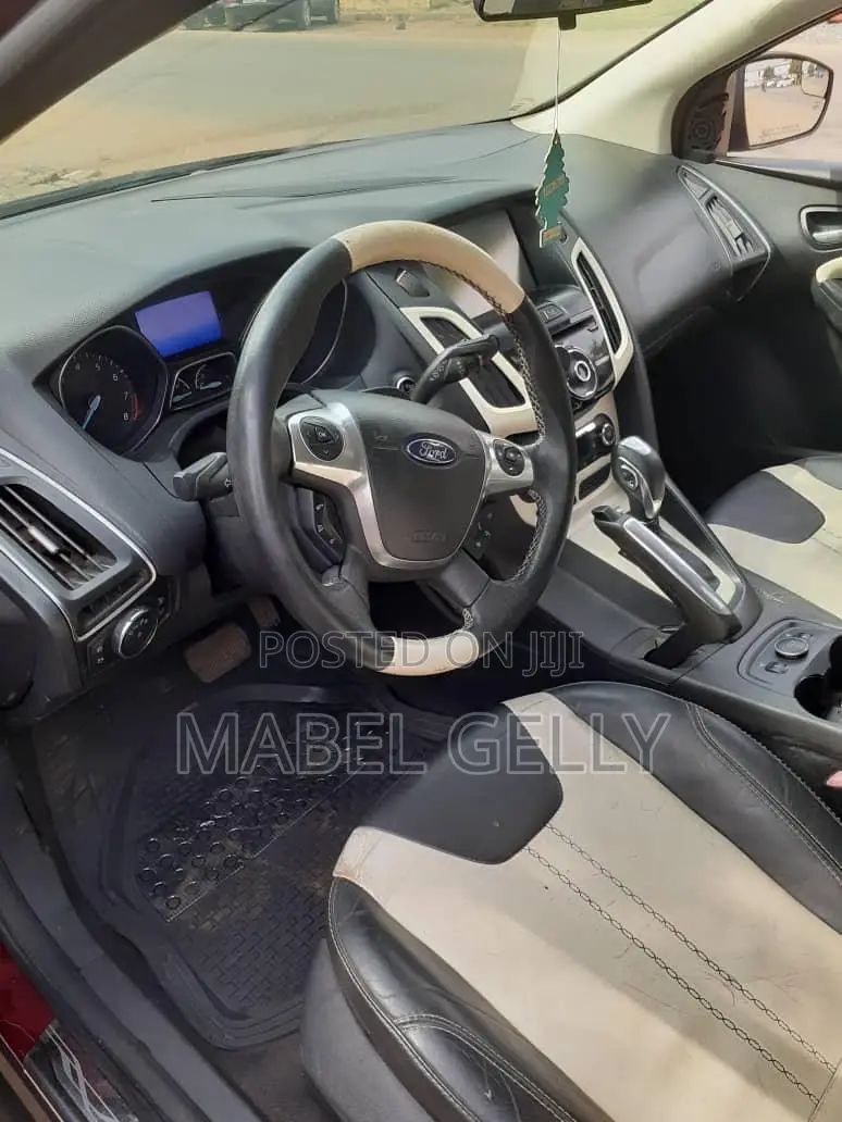 Ford Focus Titanium Sedan FWD (2.0L 4cyl 5M) 2013 Red