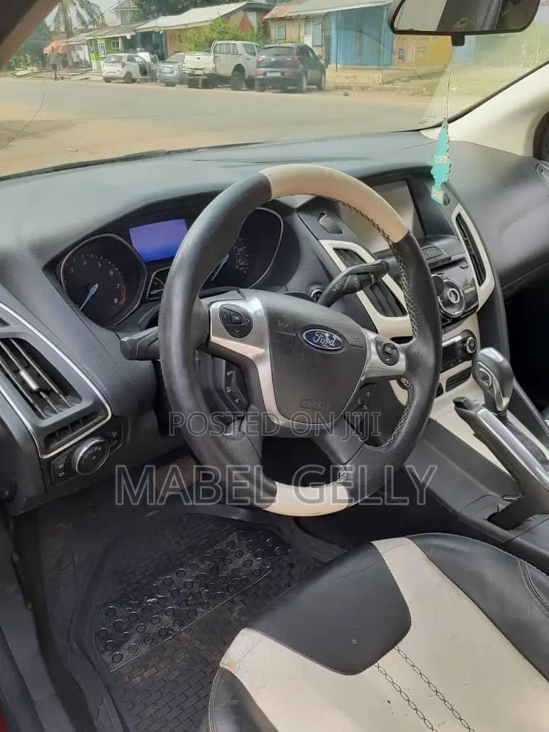 Ford Focus Titanium Sedan FWD (2.0L 4cyl 5M) 2013 Red