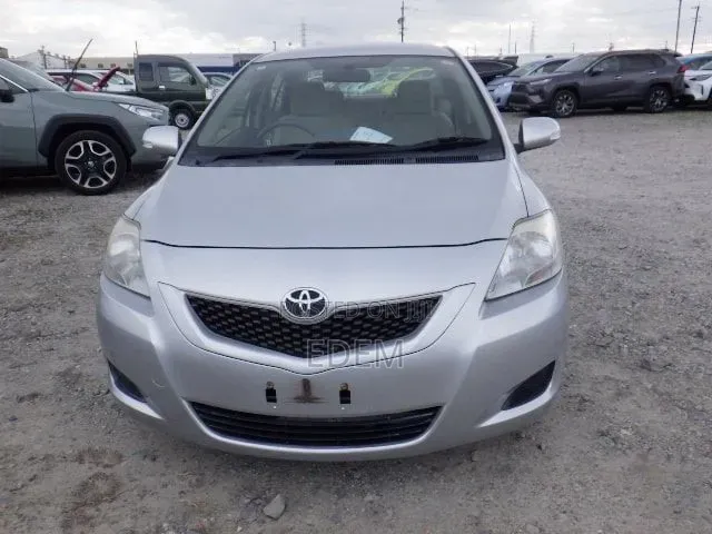 Toyota Belta 2012 Silver