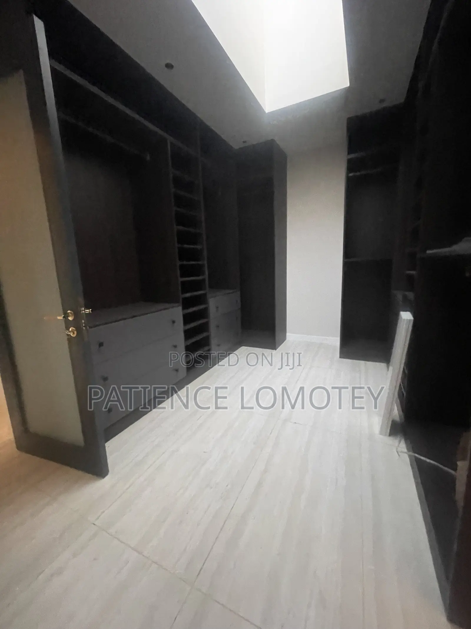 5bdrm Mansion in Trade Fair for sale