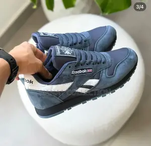 Reebok Classic in “Navy Blue”Suede Sneakers