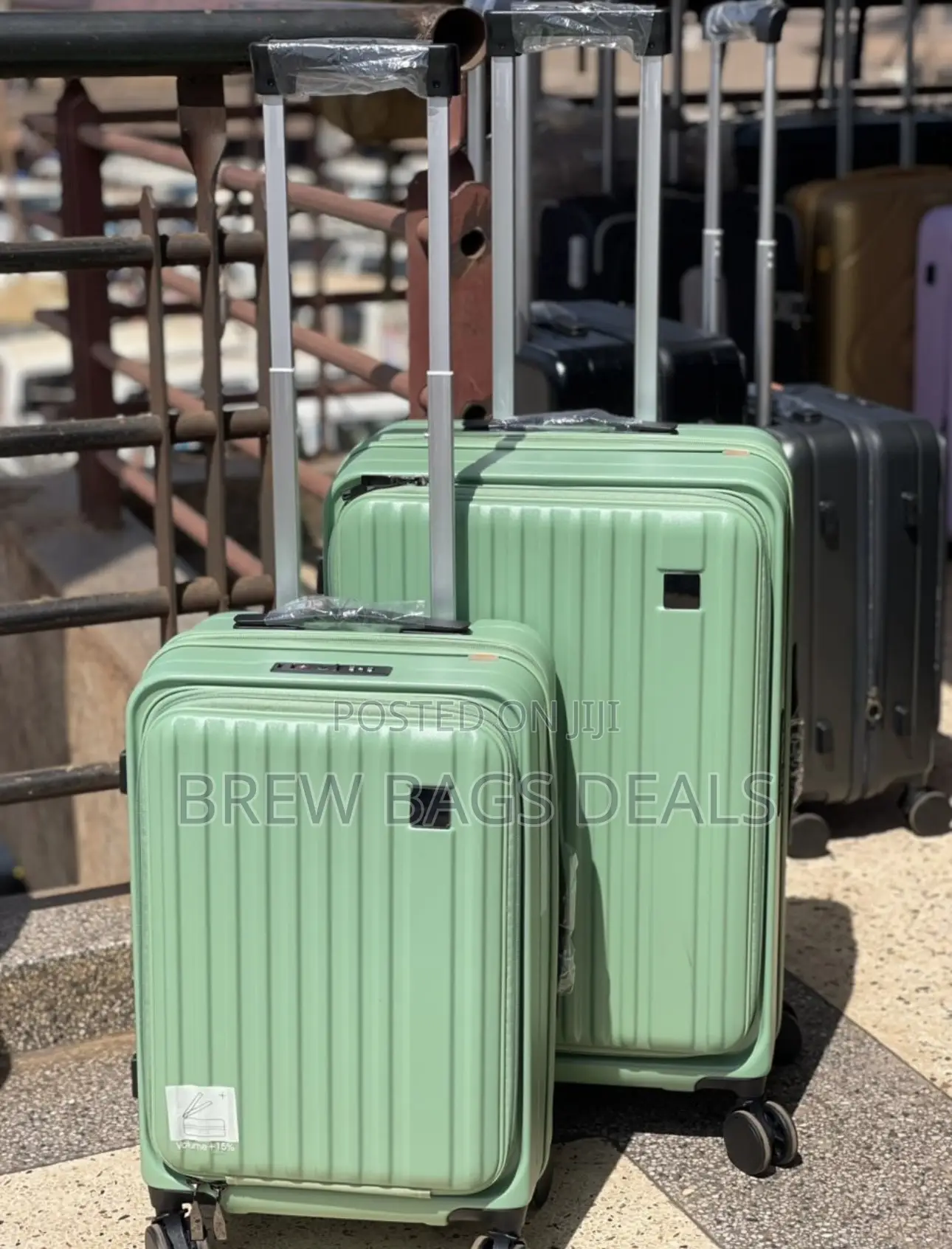 Quality 2set Front Zip Expandable Laptop Compartment Suitcase.
