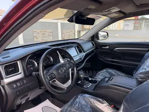 Toyota Highlander SE 4x4 V6 (3.5L 6cyl 8A) 2018 Burgundy