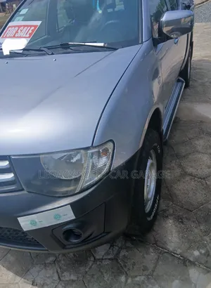 Mitsubishi L200 2012 Gray