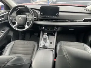 Mitsubishi Outlander SE 2023 Red