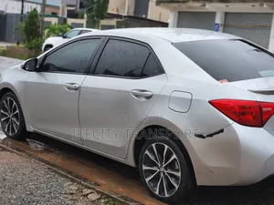 Toyota Corolla SE (1.8L 4cyl 6M) 2019 Silver